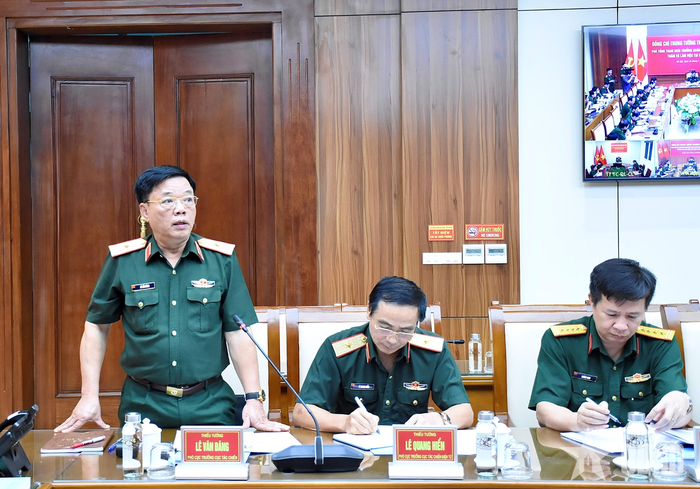 Thiếu tướng Lê Văn Đãng, Phó cục trưởng Cục Tác chiến (Bộ Tổng Tham mưu) phát biểu tại buổi làm việc.