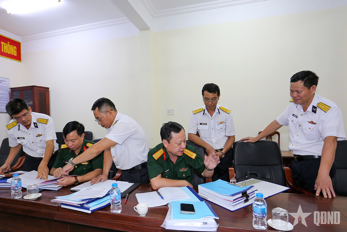 Đoàn công tác kiểm tra công tác kỹ thuật tàu, thuyền của Vùng 5 Hải quân.