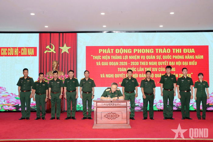  Trung tướng Doãn Thái Đức, Cục trưởng Cục Cứu hộ - Cứu nạn ký chứng kiến giao ước thi đua giữa các cơ quan, đơn vị trong Cục. 