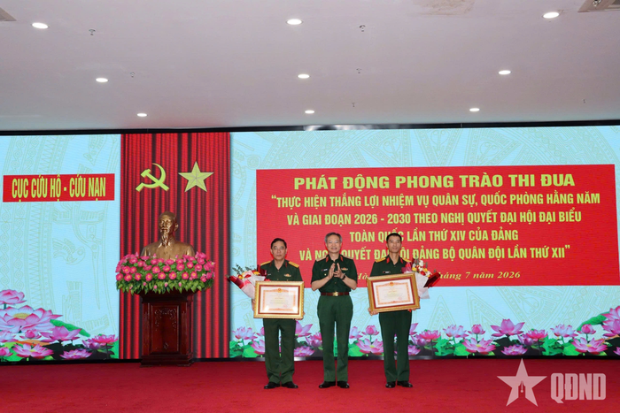  Thừa ủy quyền, lãnh đạo Cục Cứu hộ - Cứu nạn trao tặng Bằng khen của Thủ tướng Chính phủ và Bằng khen của Bộ trưởng Bộ Quốc phòng cho các tập thể, cá nhân có thành tích xuất sắc trong thực hiện nhiệm vụ cứu trợ thảm họa động đất tại Venezuela. 