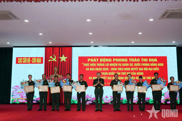  Trao thưởng các cá nhân có thành tích tiêu biểu trong thực hiện nhiệm vụ.