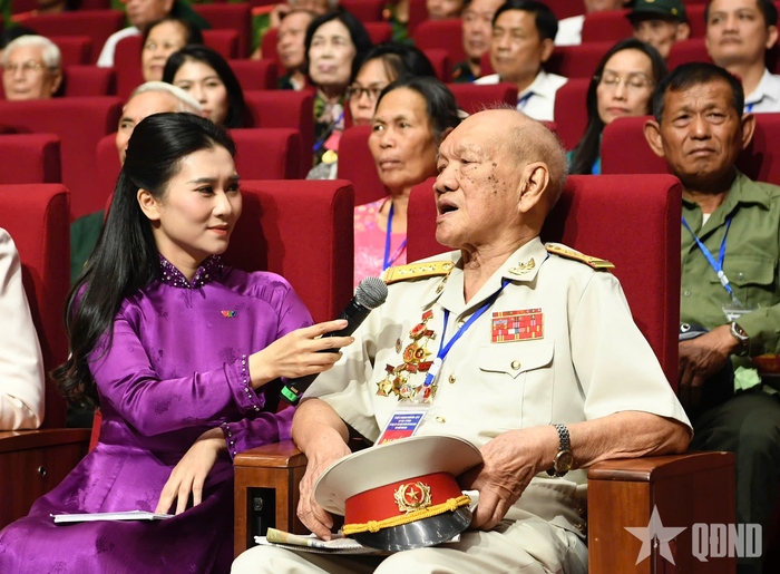 Đại tá Nguyễn Hữu Tài chia sẻ những ký ức lịch sử và tình đồng đội. Ảnh: TUẤN HUY