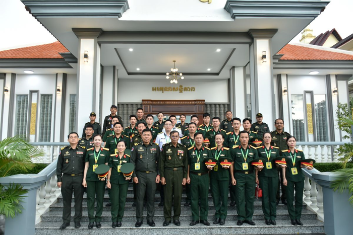 Đại biểu hai nước chụp ảnh chung.