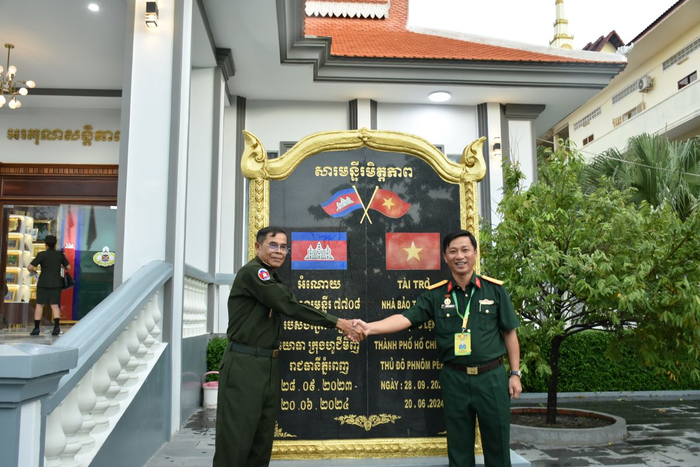 Trung tướng Mom Sopheap, Quyền Tư lệnh Quân khu Đặc biệt chụp ảnh cùng Đại tá Nguyễn Quang Huy, Trưởng ban Thanh niên Quân đội. 