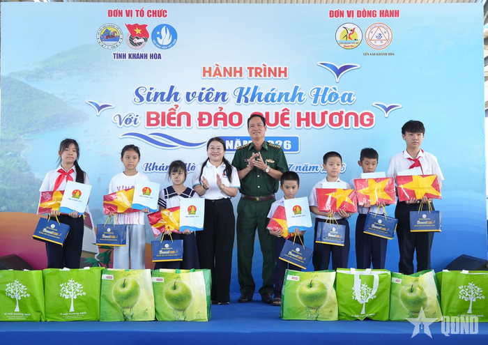 Ban tổ chức trao quà tặng con em cán bộ, chiến sĩ biên phòng.