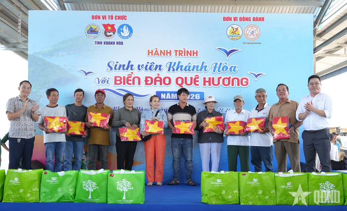 Ban tổ chức trao quà và cờ Tổ quốc tặng ngư dân.