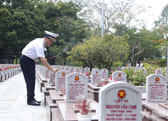 Phó đô đốc Nguyễn An Phong, Bí thư Đảng ủy, Chính ủy Quân chủng Hải quân thắp hương tri ân các anh hùng liệt sĩ yên nghỉ tại Nghĩa trang Liệt sĩ Quốc gia Trường Sơn.