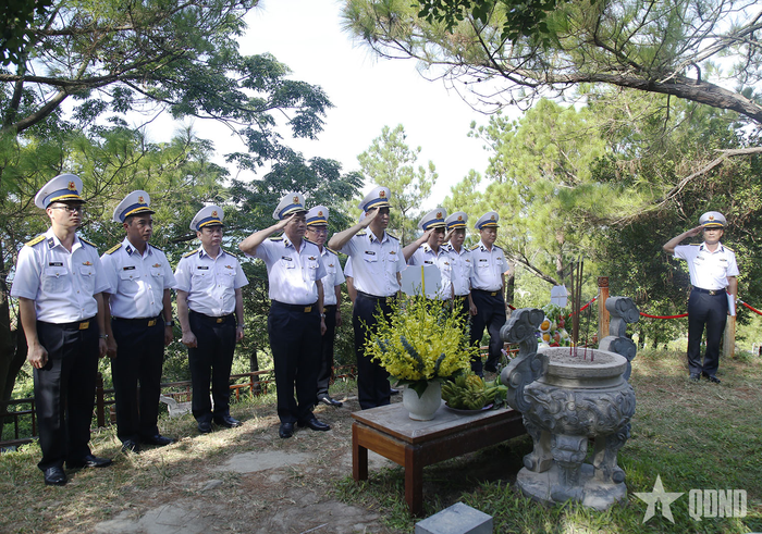 Đoàn đại biểu Quân chủng Hải quân dâng hoa, dâng hương tưởng niệm Đại tướng Võ Nguyên Giáp.