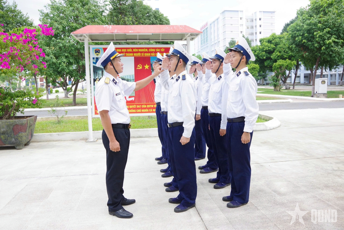 Binh nhất Nguyễn Lê Thành Triết được chỉ huy đơn vị sửa động tác chào trong giờ luyện tập điều lệnh đội ngũ.