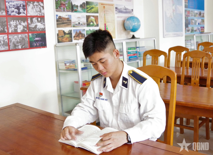 Binh nhất Nguyễn Lê Thành Triết tự học, nghiên cứu tài liệu tại đơn vị.