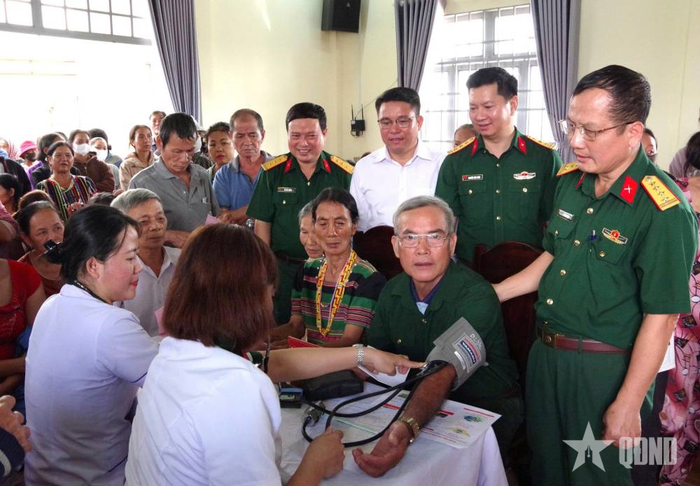 Đội ngũ y, bác sĩ Binh đoàn 16 khám, tư vấn sức khỏe cho bà con nhân dân.