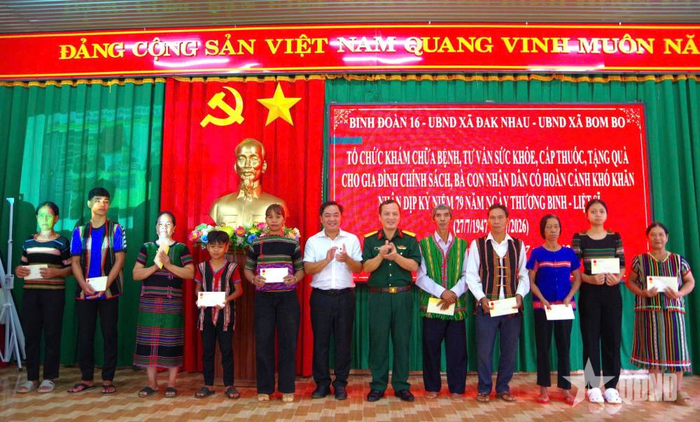 Đại tá Vũ Văn Định, Phó chủ nhiệm Chính trị Binh đoàn 16 tặng quà cho các hộ đồng bào dân tộc thiểu số có hoàn cảnh khó khăn trên địa bàn hai xã Bom Bo và Đắk Nhau, TP Đồng Nai.