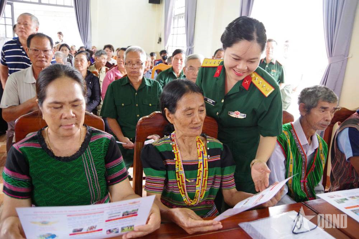 Cán bộ Binh đoàn 16 tuyên truyền vận động nhân dân chấp hành tốt chủ trương của Đảng, chính sách, pháp luật của Nhà nước.