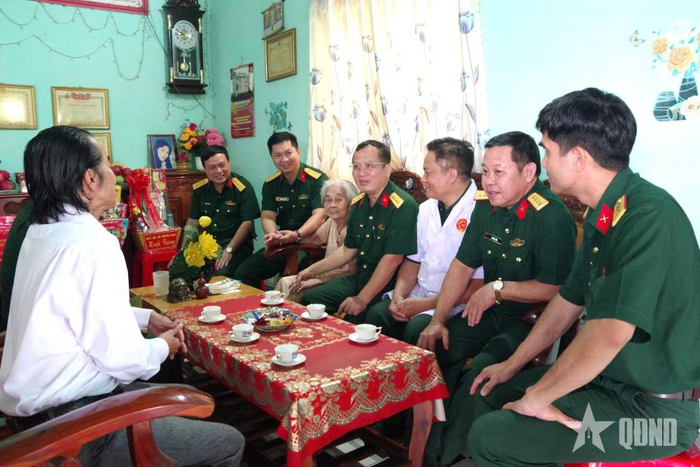 Đoàn công tác thăm, tặng quà Bà mẹ Việt Nam anh hùng Trần Thị Bảy tại xã Bom Bo.