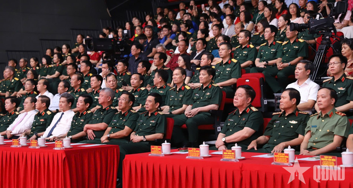 Các đại biểu tham dự chương trình chính luận nghệ thuật "Lời hứa với mẹ".