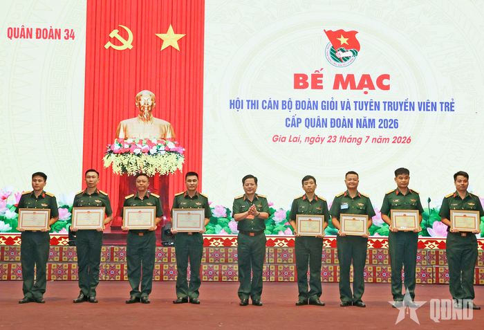Thiếu tướng Nguyễn Trần Long trao bằng khen tặng các tập thể.