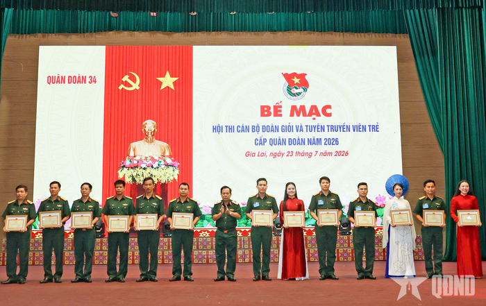 Thiếu tướng Đỗ Đức Dũng, Chủ nhiệm Chính trị Quân đoàn 34 trao giấy khen tặng các tập thể và cá nhân.