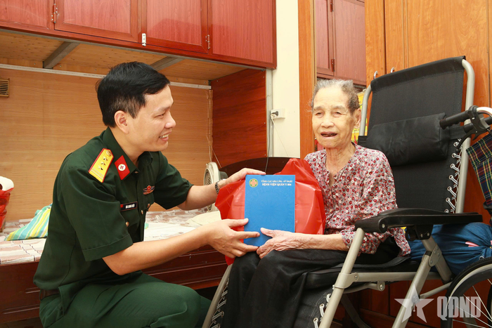 Thượng tá Hòa Quang Hiện, Chủ nhiệm Chính trị Bệnh viện Quân y 354 thăm, tặng quà Bà mẹ Việt Nam anh hùng Nguyễn Thị Xuyến (phường Ngọc Hà, TP Hà Nội).