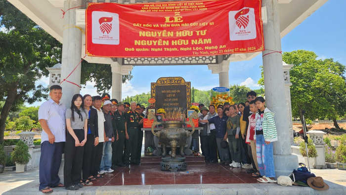 Triển khai lễ cất bốc, tiễn đưa hai hài cốt liệt sĩ về quê nhà.