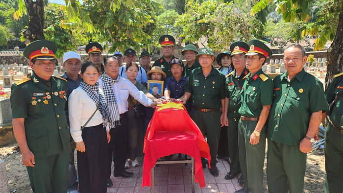 Hội Hỗ trợ gia đình liệt sĩ Việt Nam cùng gia đình thực hiện nghi thức phủ cờ lên hài cốt liệt sĩ Nguyễn Hữu Tư.