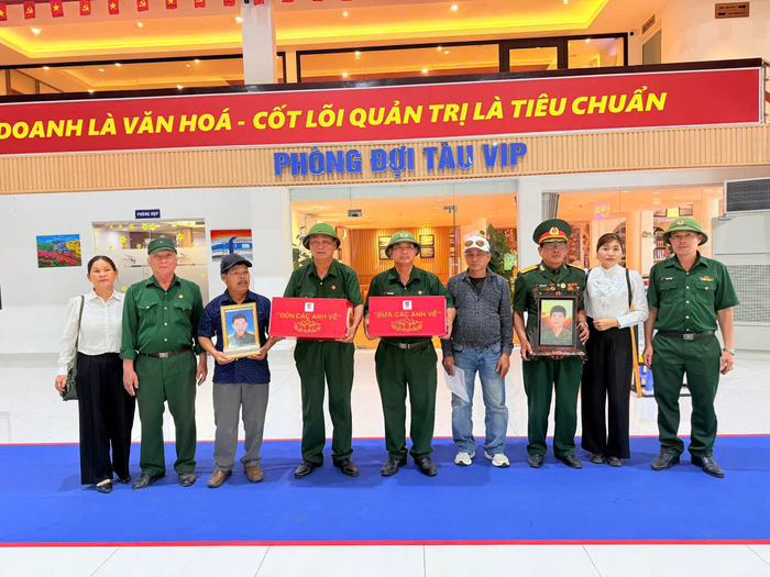 Cán bộ Văn phòng Cơ quan đại diện phía Nam Hội Hỗ trợ gia đình liệt sĩ Việt Nam đưa hài cốt các liệt sĩ về Ga Sài Gòn để đi tàu về Nghệ An.