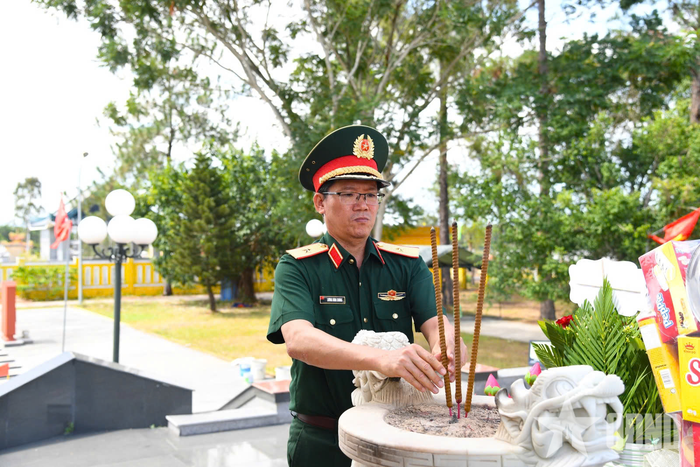 Đoàn công tác Quân khu 5 dâng hương tri ân tại các nghĩa trang, tượng đài, khu tưởng niệm.