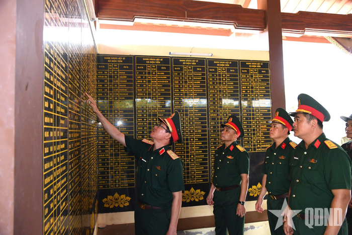 Thiếu tướng Lương Đình Chung, Bí thư Đảng ủy, Chính ủy Quân khu 5 cùng đoàn công tác bên bia ghi danh các anh hùng liệt sĩ.