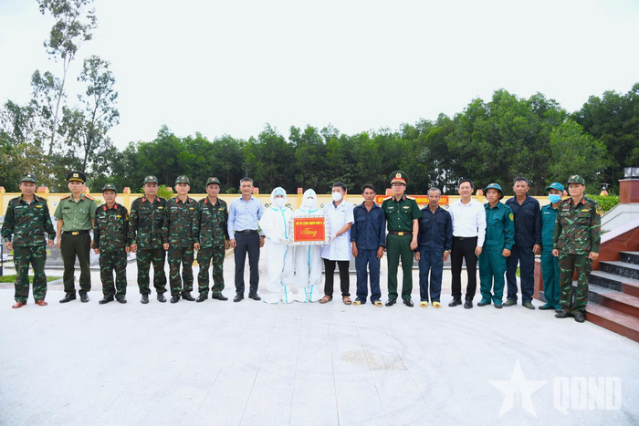 Lãnh đạo Quân khu 5 thăm, tặng quà, động viên cán bộ, chiến sĩ đang thực hiện “Chiến dịch 500 ngày đêm đẩy mạnh thực hiện tìm kiếm, quy tập và xác định danh tính hài cốt liệt sĩ" trên địa bàn TP Đà Nẵng.