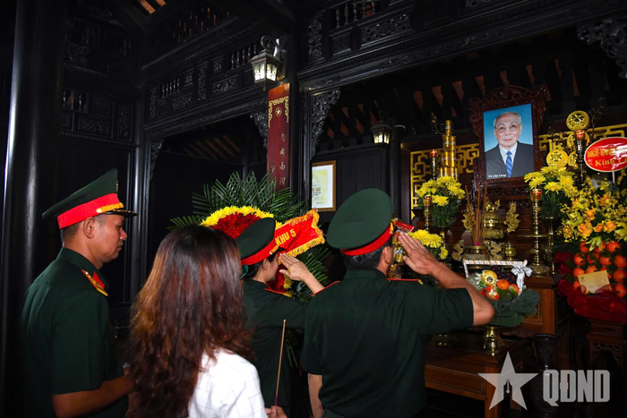 Đoàn công tác dâng hương tại Nhà lưu niệm đồng chí Võ Chí Công.