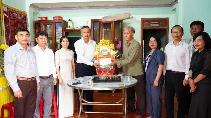 Phó Chủ tịch HĐND thành phố Đoàn Ngọc Hùng Anh cùng đoàn công tác thăm, tặng quà thương binh Huỳnh Kháng.