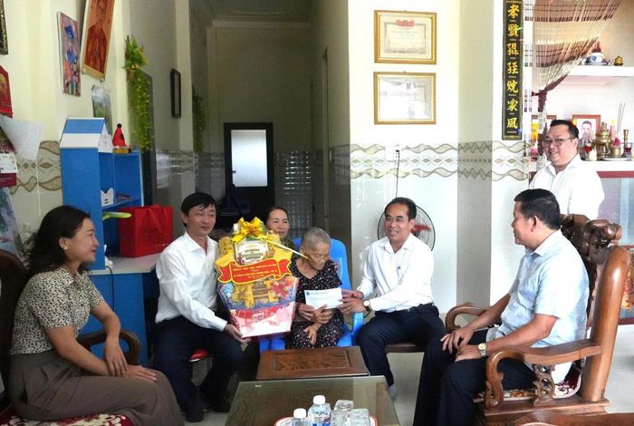 Phó Chủ tịch UBND thành phố Trần Anh Tuấn (thứ 2 từ phải sang) thăm, tặng quà Mẹ VNAH Nguyễn Thị Minh.