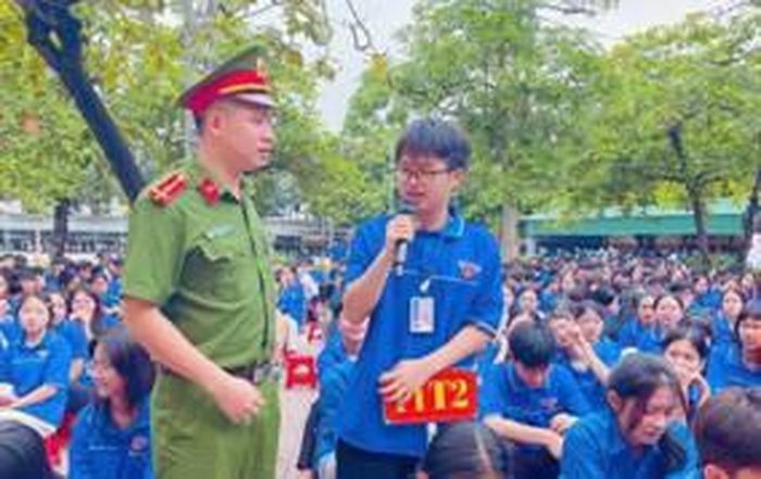 Công an xã Đô Lương tuyên truyền phổ biến giáo dục pháp luật cho học sinh trường THPT trên địa bàn. Ảnh: CAXĐL
