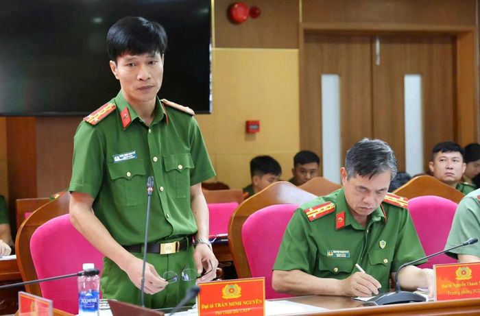 Đại tá Trần Minh Nguyên, Phó giám đốc Công an thành phố phát biểu tại hội nghị.