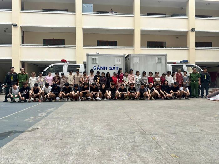 49 đối tượng liên quan đến mạng lưới mua bán ma túy Etomidate núp bóng thuốc lá điện tử bị bắt giữ.