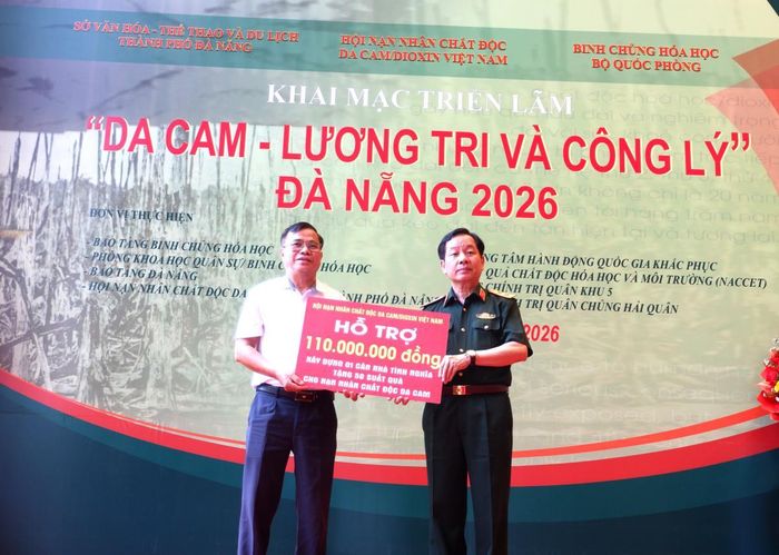 Trung tướng Nguyễn Hữu Chính - Chủ tịch Hội NNCĐDC/dioxin Việt Nam- trao hỗ trợ 110 triệu đồng cho Hội NNCĐDC/dioxin TP Đà Nẵng.