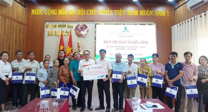 Lãnh đạo xã Đại Lộc và Công ty DACINCO trao tặng những phần quà ý nghĩa cho gia đình Mẹ Việt Nam Anh hùng, thương binh, bệnh binh và thân nhân liệt sĩ có hoàn cảnh khó khăn.
