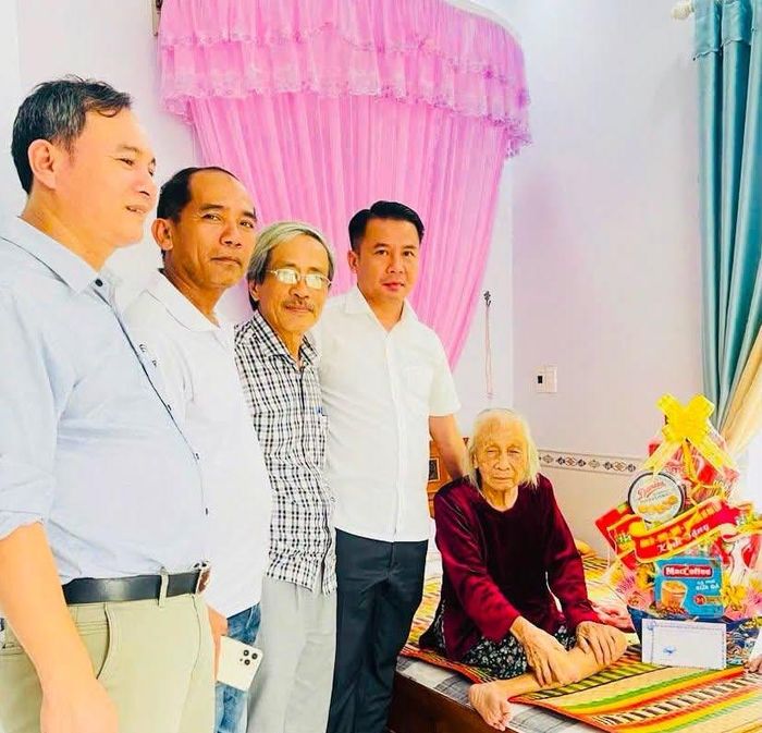 Lãnh đạo xã đã ân cần thăm hỏi sức khỏe, tặng quà cho các Mẹ Việt Nam Anh hùng, thân nhân các gia đình liệt sĩ, các thương binh, bệnh binh.