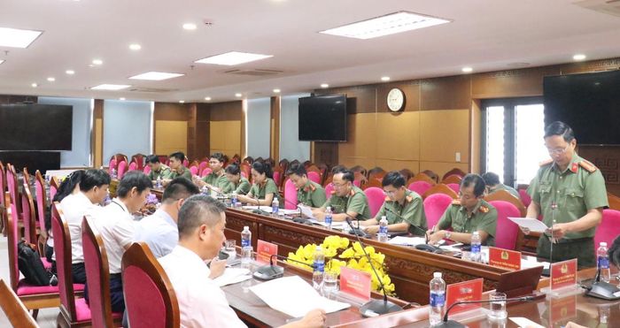 Đại diện Công an TP trình bày báo cáo sơ kết 6 tháng triển khai quy chế phối hợp
