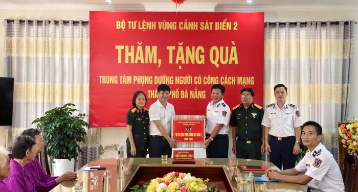 Thiếu tướng Trần Quang Tuấn tặng quà tại Trung tâm Phụng dưỡng người có công thành phố Đà Nẵng.
