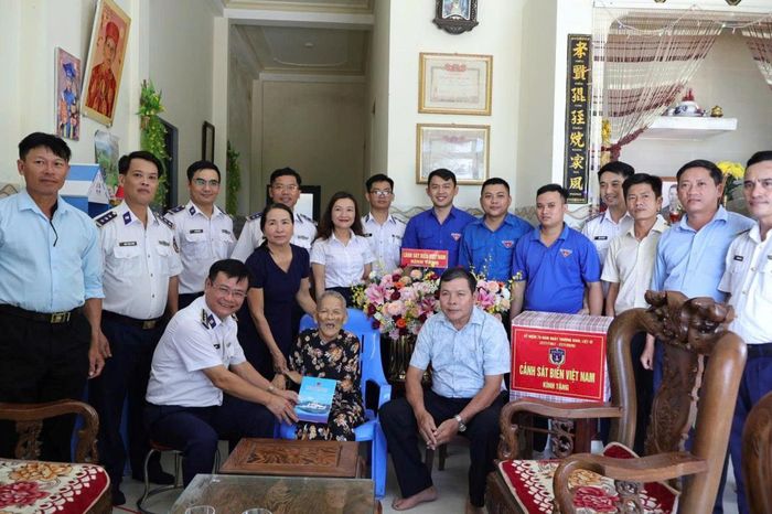 Đại tá Lê Huy thăm hỏi sức khỏe, tặng quà Mẹ Việt Nam anh hùng Nguyễn Thị Minh.