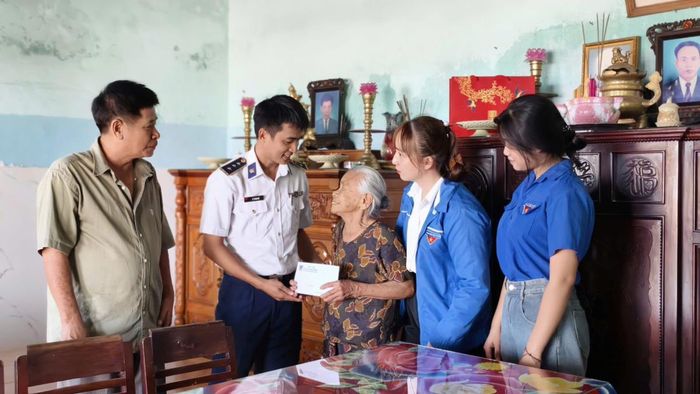 . Các cơ quan, đơn vị thăm, động viên và trao quà gia đình thương binh, liệt sĩ, người có công với cách mạng trên địa bàn.