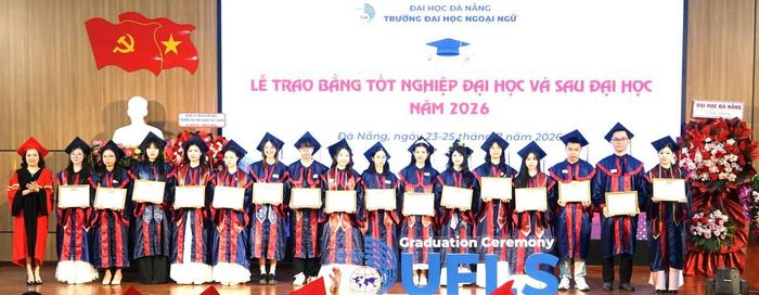 Đại diện lãnh đạo Trường ĐHNN Đà Nẵng trao Giấy khen cho các tân cử nhân đạt thành tích cao trong học tập.
