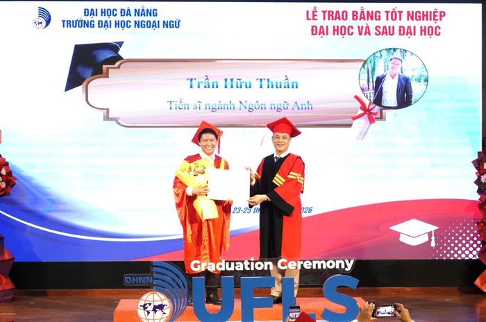 PGS.TS Nguyễn Văn Long trao Bằng tốt nghiệp cho tân tiến sĩ Trần Hữu Thuần. Ảnh: P.T