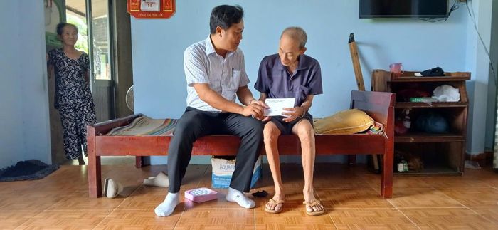 Chủ tịch UBND xã Duy Xuyên Đặng Hữu Phúc chúc thân nhân và gia đình người có công luôn mạnh khỏe.