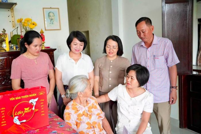 Phường Điện Bàn Bắc thăm và tặng quà cho người có công.