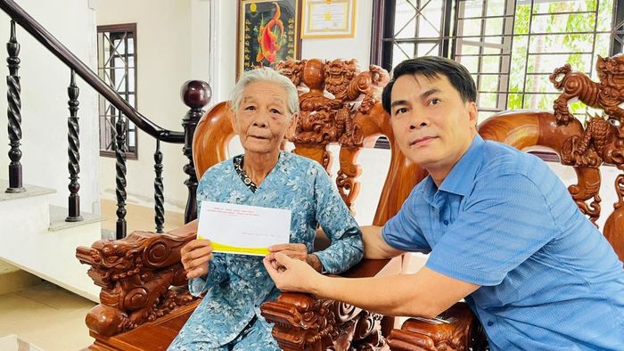 Ông Nguyễn Thanh Vỹ – Phó Bí thư Đảng ủy, Chủ tịch UBND phường Điện Bàn Đông tặng quà.