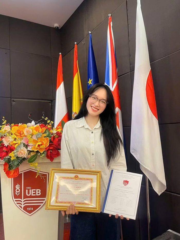 Những thành tích Quỳnh Anh đạt được trong bốn năm đại học là kết quả của quá trình kiên trì theo đuổi nghiên cứu khoa học và không ngừng thử thách bản thân qua các cơ hội học thuật trong và ngoài nước.