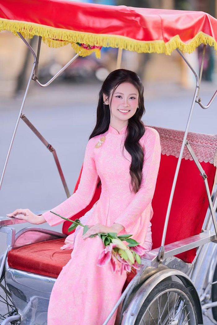 Trước khi bén duyên với truyền thông, Phương Quyên đã có khoảng hai năm kinh nghiệm làm việc trong lĩnh vực logistics và xuất nhập khẩu.