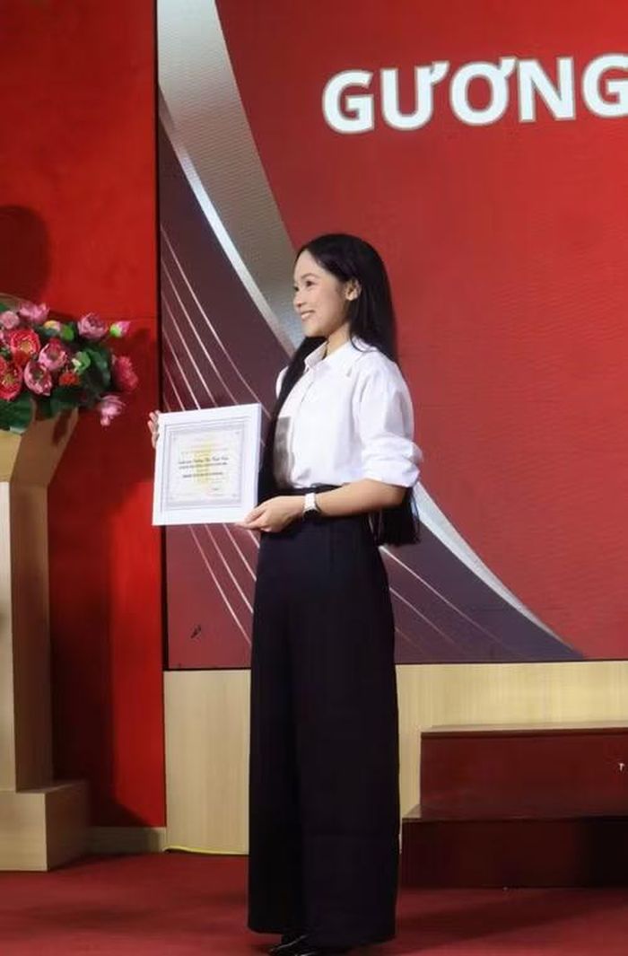 Thảo Vân được tuyên dương trong Lễ Tuyên dương "Gương mặt trẻ tiêu biểu cấp cơ sở", năm 2025.