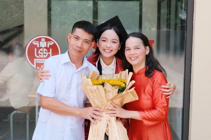 Nữ thủ khoa cùng gia đình trong ngày tốt nghiệp đại học.